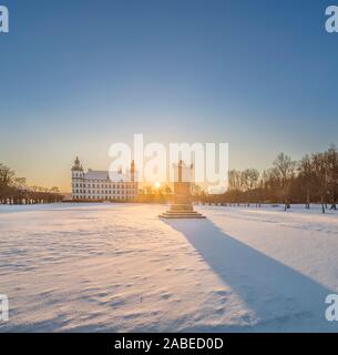 Sonnenaufgang am Skokloster Motormuseum im Winter, Uppland, Schweden, Skandinavien Stockfoto