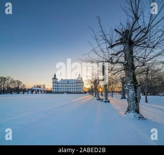 Sonnenaufgang am Skokloster Motormuseum im Winter, Uppland, Schweden, Skandinavien Stockfoto