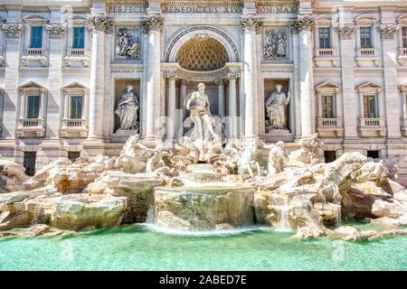 Beleuchtete Piazza Di Spagna, Trevi Brunnen bei Dämmerung, Rom, Italien Stockfoto