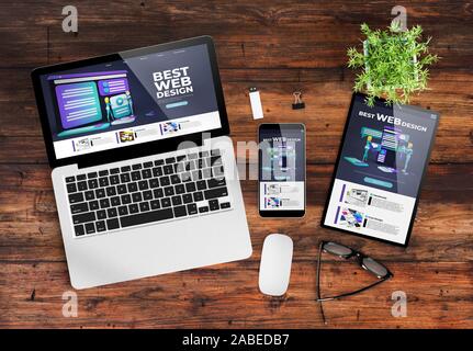 Responsive Design Website auf Geräte Draufsicht Holz- Desktop 3D-Rendering Stockfoto