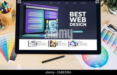Tablet pro Best Web Design auf dem Desktop Stockfoto
