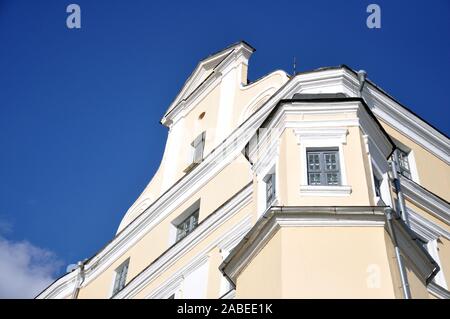 Belarussische mittelalterliche Architektur im Barock Stil. Giebel, buttress, arch Pinsk Stadt Jesuitenkolleg Stockfoto