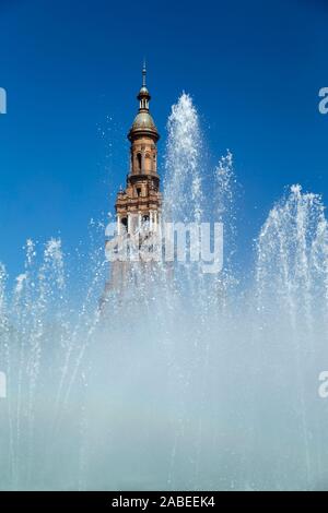 Spanien, Sevilla, Plaza de España, North Tower mit Vicente Traver Brunnen Stockfoto