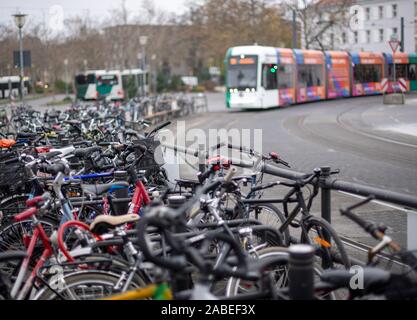 26 November 2019, Brandenburg, Potsdam: Zahlreiche Fahrräder sind auf dem Bahnhofsvorplatz vor Potsdam Hauptbahnhof geparkt, während ein Tram im Hintergrund. Foto: Monika Skolimowska/dpa-Zentralbild/ZB Stockfoto