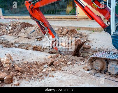 Ausgrabung mit einem schmalen Abschnitt Wellpappe Kunststoff Kabelschächte für die Produktion eines LWL-tk-Kabel Netz zu begraben. Stockfoto