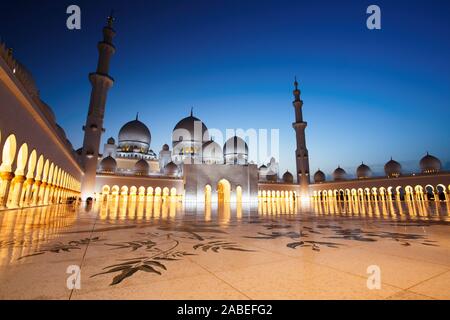 Keywords: Moschee, Abu, dhabi, zayed, Sheikh, Grand, vae, Kultur, Dämmerung, Emirates, weiß, Islam, Architektur, Sonnenuntergang, Marmor, Himmel, Abend, islamischen, m Stockfoto