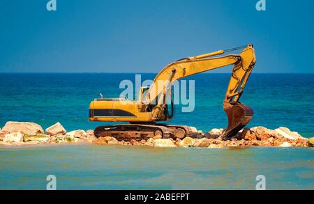 Baumaschinen auf dem Ufer, den Bau von Wellenbrechern, Küstenschutz Maßnahmen Stockfoto