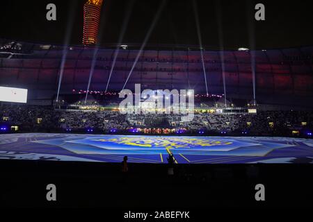 November 26, 2019: Doha, Katar. 25. November 2019. Die 24. Ausgabe des Arabian Gulf Cup beginnt an der Khalifa International Stadium in der katarischen Hauptstadt Doha. Amir Scheich Tamim Bin Hamad Al Thani eröffnete die 24. Ausgabe des Arabian Gulf Cup, die auch von der Mutter des Amir und von bedeutenden Beamten der Land besucht wurde. Irak, Jemen, den Vereinigten Arabischen Emiraten, Kuwait, Saudi Arabien, Bahrain und Oman, haben ihre Mannschaften zu den regionalen Veranstaltung, die von Katar zum vierten Mal gehostet wird gesendet. Das Eröffnungsspiel zwischen Katar und den Irak endete mit dem Sieg der irakischen Team (Credit Im Stockfoto