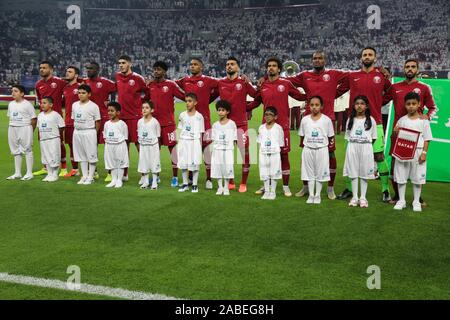 November 26, 2019: Doha, Katar. 25. November 2019. Die 24. Ausgabe des Arabian Gulf Cup beginnt an der Khalifa International Stadium in der katarischen Hauptstadt Doha. Amir Scheich Tamim Bin Hamad Al Thani eröffnete die 24. Ausgabe des Arabian Gulf Cup, die auch von der Mutter des Amir und von bedeutenden Beamten der Land besucht wurde. Irak, Jemen, den Vereinigten Arabischen Emiraten, Kuwait, Saudi Arabien, Bahrain und Oman, haben ihre Mannschaften zu den regionalen Veranstaltung, die von Katar zum vierten Mal gehostet wird gesendet. Das Eröffnungsspiel zwischen Katar und den Irak endete mit dem Sieg der irakischen Team (Credit Im Stockfoto