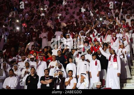 November 26, 2019: Doha, Katar. 25. November 2019. Die 24. Ausgabe des Arabian Gulf Cup beginnt an der Khalifa International Stadium in der katarischen Hauptstadt Doha. Amir Scheich Tamim Bin Hamad Al Thani eröffnete die 24. Ausgabe des Arabian Gulf Cup, die auch von der Mutter des Amir und von bedeutenden Beamten der Land besucht wurde. Irak, Jemen, den Vereinigten Arabischen Emiraten, Kuwait, Saudi Arabien, Bahrain und Oman, haben ihre Mannschaften zu den regionalen Veranstaltung, die von Katar zum vierten Mal gehostet wird gesendet. Das Eröffnungsspiel zwischen Katar und den Irak endete mit dem Sieg der irakischen Team (Credit Im Stockfoto