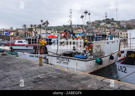 Boote in der Marina dei Ciclopi port in Aci Trezza Stadt, ein frazione von Aci Castello Gemeinde in der Nähe von Catania auf Sizilien Insel in Italien Stockfoto