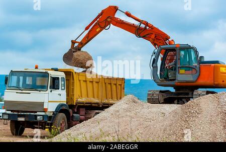 Lader Bagger lädt den Boden in den Stapler am Straßenbau Stockfoto