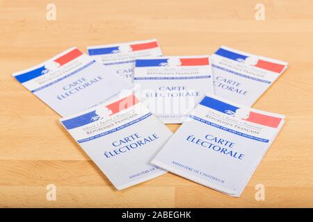 Frankreich, Paris, November, 14, 2019, Französisch wahlen Wählerausweise offizielle Regierung, Papier auf Holz- Hintergrund zu stimmen, Frankreich Stockfoto