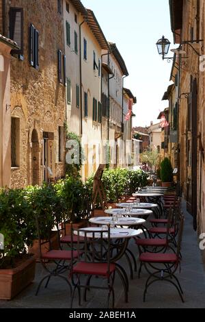 Restaurant im Freien Tische und Architektur der toskanischen Dorf San Quirico d'Orcia in der Val d'Orcia Toskana Italien - Toskana Tourismus Straße Stockfoto
