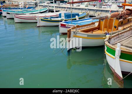 Boote im Hafen von Cassis entfernt. Provence, Frankreich Stockfoto