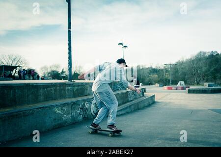Eine Gruppe von professionellen Skater, Skateboarder üben aus ollieing hohe Stufen und Fang reale Luft, während Sie verschiedene Flip Tricks, Skaten Stockfoto