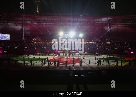 November 26, 2019: Doha, Katar. 25. November 2019. Die 24. Ausgabe des Arabian Gulf Cup beginnt an der Khalifa International Stadium in der katarischen Hauptstadt Doha. Amir Scheich Tamim Bin Hamad Al Thani eröffnete die 24. Ausgabe des Arabian Gulf Cup, die auch von der Mutter des Amir und von bedeutenden Beamten der Land besucht wurde. Irak, Jemen, den Vereinigten Arabischen Emiraten, Kuwait, Saudi Arabien, Bahrain und Oman, haben ihre Mannschaften zu den regionalen Veranstaltung, die von Katar zum vierten Mal gehostet wird gesendet. Das Eröffnungsspiel zwischen Katar und den Irak endete mit dem Sieg der irakischen Team (Credit Im Stockfoto