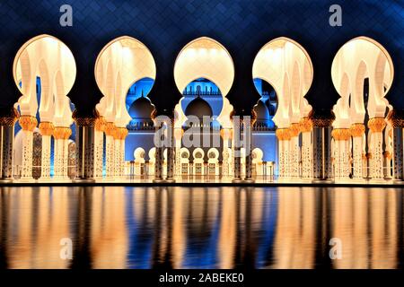 Keywords: Moschee, Abu, dhabi, zayed, Sheikh, Grand, vae, Kultur, Dämmerung, Emirates, weiß, Islam, Architektur, Sonnenuntergang, Marmor, Himmel, Abend, islamischen, m Stockfoto