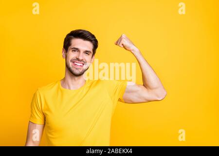 Close-up Portrait seiner er schöne attraktive Inhalte sportliche Heiter fröhlichen Kerl zeigen Muskeln Motivation über Helle, lebendige/-isoliert Stockfoto