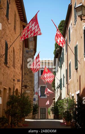 Die Architektur roter und weißer Castello Viertel Fahnen in den Straßen von San Quirico d'Orcia Toskana Italien Europa Stockfoto