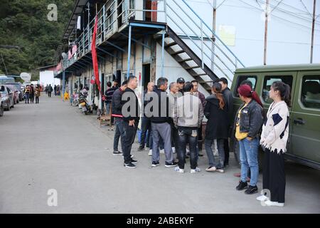 Die Dorfbewohner und die Familien der Bergleute sammeln, warten auf die neuesten Nachrichten, die nach einer Kohlengrube Unfall in Nandan county geschah, Hechi Stadt, Sou Stockfoto