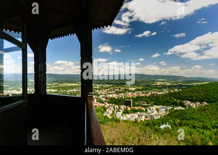 Blick auf Karlsbad von Diana Aussichtsturm. Sonnigen Sommertag Stockfoto