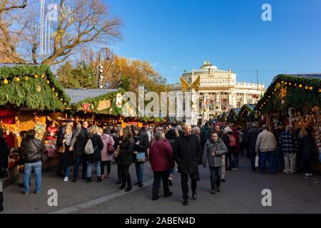 Wien, Österreich - 11.23.2019 Christkindelmarkt tagsüber: Wiener Rathausplatz Weihnachtsmarkt mit vielen Menschen Stockfoto