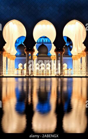 Keywords: Moschee, Abu, dhabi, zayed, Sheikh, Grand, vae, Kultur, Dämmerung, Emirates, weiß, Islam, Architektur, Sonnenuntergang, Marmor, Himmel, Abend, islamischen, m Stockfoto