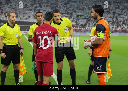 November 26, 2019: Doha, Katar. 25. November 2019. Die 24. Ausgabe des Arabian Gulf Cup beginnt an der Khalifa International Stadium in der katarischen Hauptstadt Doha. Amir Scheich Tamim Bin Hamad Al Thani eröffnete die 24. Ausgabe des Arabian Gulf Cup, die auch von der Mutter des Amir und von bedeutenden Beamten der Land besucht wurde. Irak, Jemen, den Vereinigten Arabischen Emiraten, Kuwait, Saudi Arabien, Bahrain und Oman, haben ihre Mannschaften zu den regionalen Veranstaltung, die von Katar zum vierten Mal gehostet wird gesendet. Das Eröffnungsspiel zwischen Katar und den Irak endete mit dem Sieg der irakischen Team (Credit Im Stockfoto