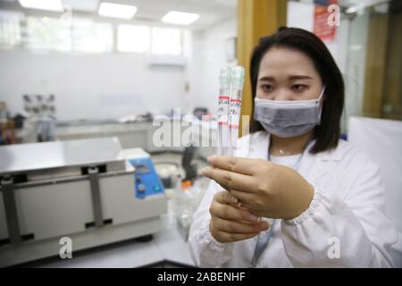 Arbeitnehmer Jacken in einem Werk von Bosideng, der führende chinesische Daunenjacke brandk, der gerade seine erstaunliche Debüt an der Mailänder Modewoche 2010, Stockfoto