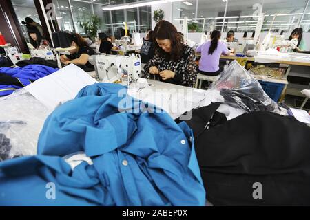 Arbeitnehmer Jacken in einem Werk von Bosideng, der führende chinesische Daunenjacke brandk, der gerade seine erstaunliche Debüt an der Mailänder Modewoche 2010, Stockfoto