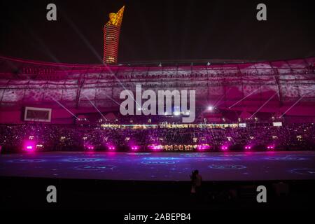 November 26, 2019: Doha, Katar. 25. November 2019. Die 24. Ausgabe des Arabian Gulf Cup beginnt an der Khalifa International Stadium in der katarischen Hauptstadt Doha. Amir Scheich Tamim Bin Hamad Al Thani eröffnete die 24. Ausgabe des Arabian Gulf Cup, die auch von der Mutter des Amir und von bedeutenden Beamten der Land besucht wurde. Irak, Jemen, den Vereinigten Arabischen Emiraten, Kuwait, Saudi Arabien, Bahrain und Oman, haben ihre Mannschaften zu den regionalen Veranstaltung, die von Katar zum vierten Mal gehostet wird gesendet. Das Eröffnungsspiel zwischen Katar und den Irak endete mit dem Sieg der irakischen Team (Credit Im Stockfoto