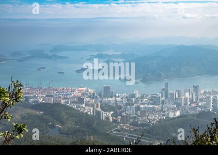 Panorama Ansicht von Shenzhen Stadtbild in Richtung Yantian district und Hongkong Island von der Oberseite des Wutong Berg an einem sonnigen Tag, Guangdong, China Stockfoto