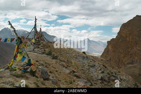 Kaza, Himachal Pradesh, Indien. Spiti River durch die Spiti Valley durch den Himalaya flankiert und Gebetsfahnen in der Nähe von Kaza, Indien fließt. Stockfoto