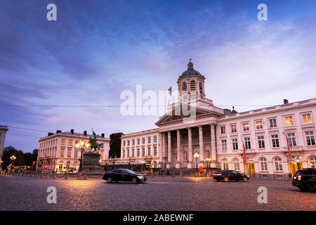 Brüssel, Belgien - 23. Oktober 2019: Abend Blick auf die Königliche Platz mit Kirche Saint Jacques sur Coudenberg und Denkmal von Gottfried von Bouillon. Stockfoto