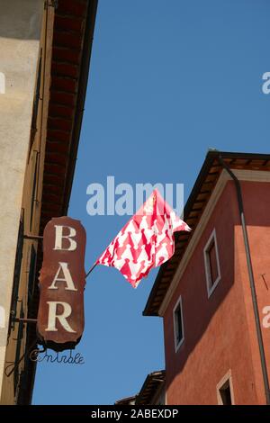 Eine Bar und roten und weißen Castello Viertel Flagge der toskanischen Dorf San Quirico d'Orcia in der Rivoli'Orcia Toskana Italien Stockfoto