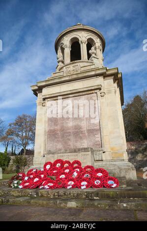 Poppy Kränze am Kriegerdenkmal Helensburgh, Schottland, Trauerfeier, 2019 Stockfoto