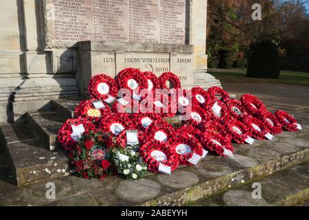 Poppy Kränze am Kriegerdenkmal Helensburgh, Schottland, Trauerfeier, 2019 Stockfoto