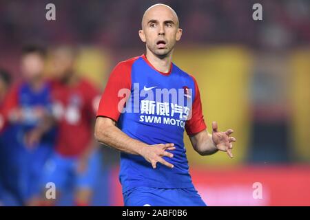 Polnischer Fußballprofi Adrian Mierzejewski von Chongqing SWM reagiert während der 26. Runde der Chinese Football Association Super League ( Stockfoto