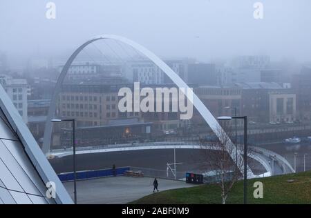 Blick auf die Gateshead Millennium Bridge, die Flüsse Tyne und Newcastle Quayside an einem nebeligen Novembertag. England, Großbritannien Stockfoto