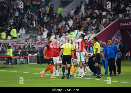 November 26, 2019: Doha, Katar. 25. November 2019. Die 24. Ausgabe des Arabian Gulf Cup beginnt an der Khalifa International Stadium in der katarischen Hauptstadt Doha. Amir Scheich Tamim Bin Hamad Al Thani eröffnete die 24. Ausgabe des Arabian Gulf Cup, die auch von der Mutter des Amir und von bedeutenden Beamten der Land besucht wurde. Irak, Jemen, den Vereinigten Arabischen Emiraten, Kuwait, Saudi Arabien, Bahrain und Oman, haben ihre Mannschaften zu den regionalen Veranstaltung, die von Katar zum vierten Mal gehostet wird gesendet. Das Eröffnungsspiel zwischen Katar und den Irak endete mit dem Sieg der irakischen Team (Credit Im Stockfoto