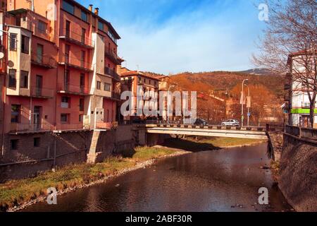 RIPOLL, SPANIEN - Dezember 28, 2017: Ein Blick auf die Ter Fluss durch Ripoll, einer kleinen Stadt in Girona für sein wichtiges Kloster von Sa Stockfoto