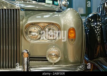 Rolls-Royce Silver Cloud III - 1965 Modell - Doppel lampe Scheinwerfer und Kühlergrill an Rahmi M. Koc Classic Car Museum in Istanbul. Ansicht von vorn Stockfoto