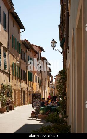 Restaurant im Freien Tische und Architektur der toskanischen Dorf San Quirico d'Orcia in der Val d'Orcia Toskana Italien - Toskana Tourismus Straße Stockfoto