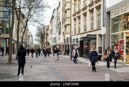 Die Stadt Luxemburg, Luxemburg - 19. Januar 2018: Die Grand Rue Street, einer der wichtigsten und belebtesten Straßen im Zentrum der Stadt Luxemburg, ist eine Stockfoto