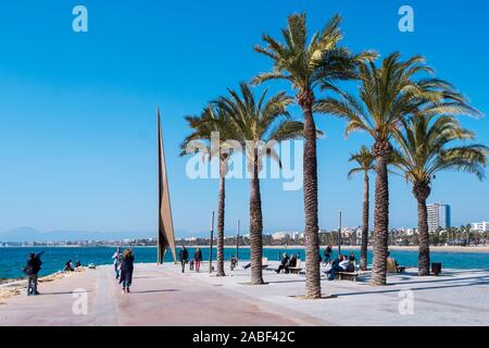 SALOU, SPANIEN - 25. FEBRUAR 2018: ein Panoramablick auf die Küste von Salou und seine wichtigsten Strand, Strand Llevant, an einem verschneiten Sonntag. Salou ist eine große s Stockfoto