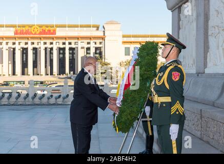 Peking, China. 27 Nov, 2019. Surinames Präsident Wunsch Bouterse legt einen Kranz am Denkmal für die Helden des Volkes auf dem Tian'anmen-Platz in Peking, der Hauptstadt von China, Nov. 27, 2019. Credit: zhai Jianlan/Xinhua/Alamy leben Nachrichten Stockfoto