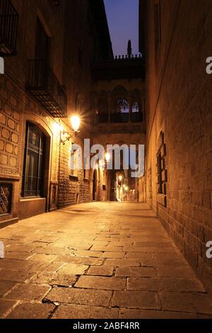 Brücke zwischen den Gebäuden im Barri Gotic Viertel, Barcelona Stockfoto