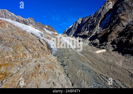 Schutt bedeckten Gletscher Langgletscher bis zu den Mountain pass Lötschenlücke, Gletscher Anungletscher nach links, Lötschental, Wallis, Schweiz Stockfoto