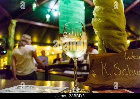 Ein Glas Riesling vom Weingut Karl Schwaab, Ürzig, Mosel, Rheinland-Pfalz, Deutschland auf einem Stand auf dem Weinfest Stockfoto